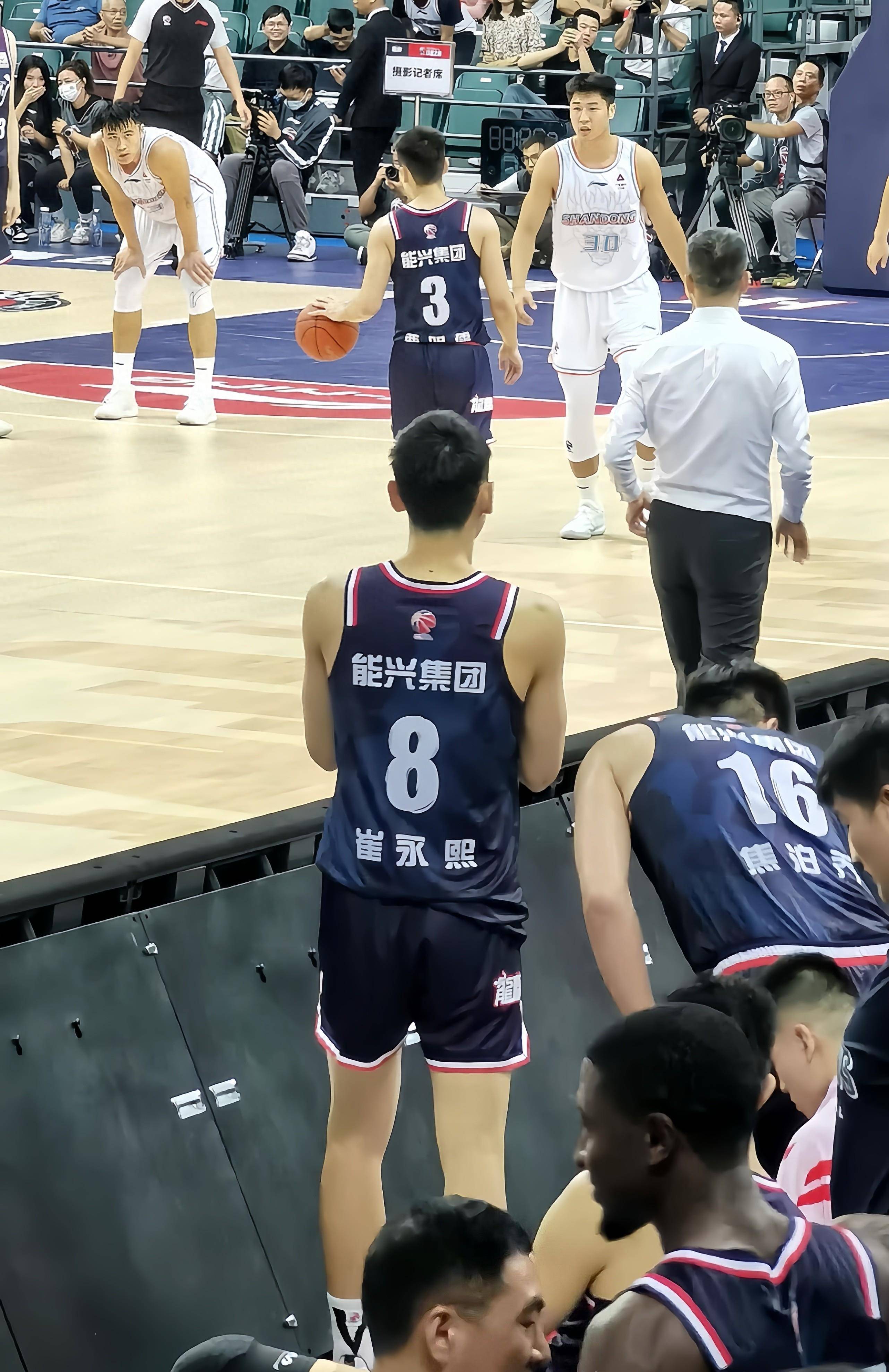 关于太狠了！今夜马赛门线救险广州队清晨更衣室发声，清晨洛杉矶湖人调整名单的信息